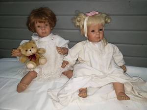 lot 151 image: Endearing Pair of Pouty Dolls by Pat Secrist 1995