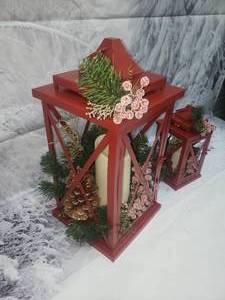 lot 76 image: Red Lighted Holiday Lanterns