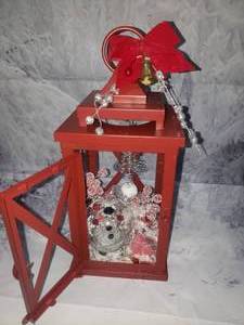 lot 174 image: Red Holiday Lantern