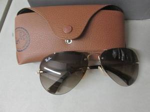 lot 7 image: Ray Ban Aviator Sun Glasses open bo...