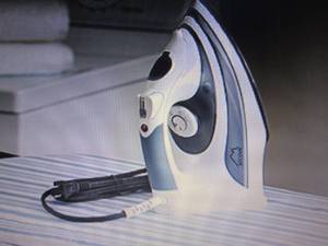lot 20 image: Alcove 1200 Watt Steam Iron open bo...