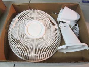 lot 67 image: Lasko 12 Oscilating Table Fan open ...