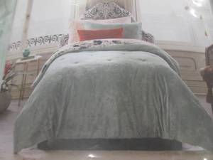lot 206 image: Opal House Twin Velvet Comforter Se...