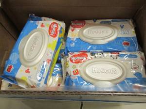 lot 260 image: Case of 704 Huggies Fresh Scented W...