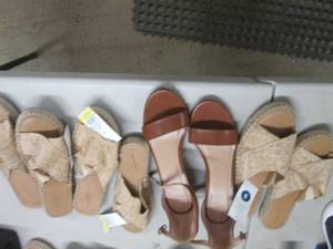 lot 264 image: 4 pr Assorted Sized Ladies Shoes...