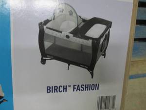 lot 281 image: Graco Pack N Play Care Suite open ...