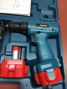 lot 146 image: Makita Cordless Drill w Two Battery Packs, Charger and Case.