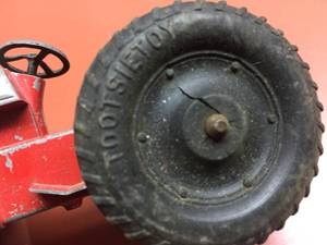 lot 211 image: Tootsie Toy Ford Tractor