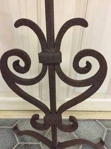 lot 253 image: Vintage Rusty Garden Globe Stand
