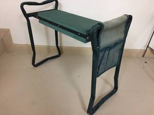 lot 256 image: Foldable Gardening Bench