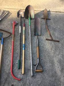 lot 266 image: Long Handled Tool Lot