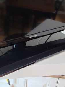 lot 5 image: Samsung 40 Flat Screen TV