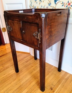 lot 31 image: Antique 1800s Georgian Mahogany Tray Top Commode