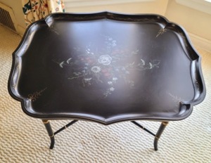 lot 30 image: Painted Scalloped Accent Table