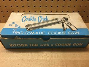 lot 380 image: Vintage Cookie Chef Cookie Gun