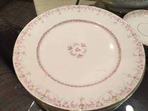 lot 395 image: Limoges Dinnerware