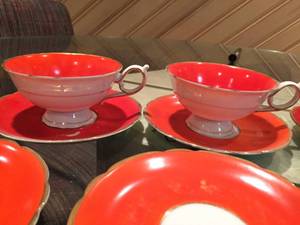 lot 401 image: 12 Royal Bayreuth Plates and Three Cups