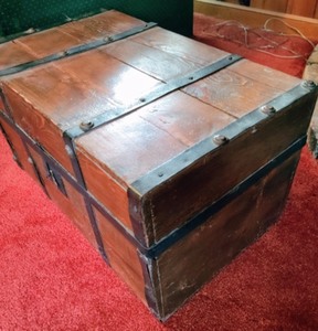 lot 331 image: Vintage Wood Storage Chest