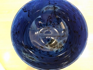lot 96 image: Beautiful Art Glass Bowl