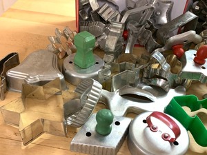lot 397 image: Large Lot of Vintage Cookie Cutters