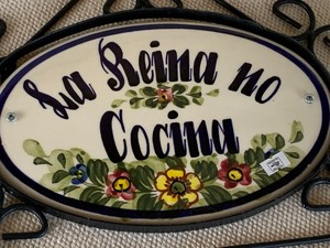 lot 386 image: La Reina no Cocina Decorative Sign