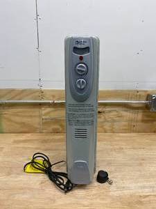 lot 24 image: COMFORT ZONE 1200-Watt Electric Oil-Filled Radiant Portable Heater
