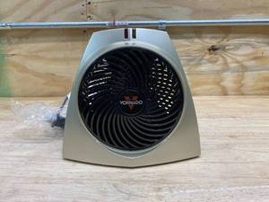 lot 28 image: VORNADO 1559 BTU 750-Watt Portable Electric Fan Heater Furnace VH203 Personal Vortex