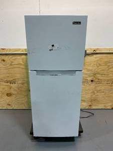 lot 33 image: MAGIC CHEF 10.1 cu. ft. Top Freezer Refrigerator in White