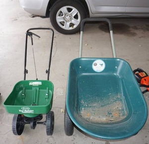 Scotts Turf Builder Broadcast Spreader Mini Wheel Barrow - Yard Rover