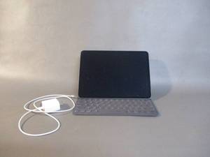 lot 15 image: Apple Ipad
