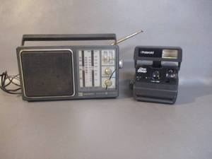 lot 21 image: Vintage General Electric Radio & Polaroid Camera