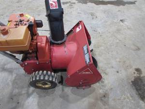 lot 14 image: Toro 724 Snow Blower