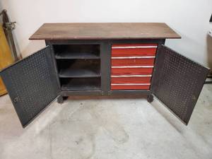 lot 42 image: Garage Workbench