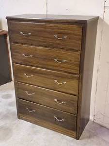 lot 45 image: 5-Drawer Wooden Dresser
