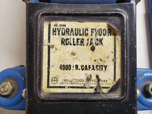 lot 76 image: Blue 4 Ton Hydraulic Floor Jack