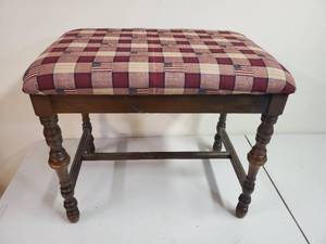 lot 77 image: Vintage Sitting Bench