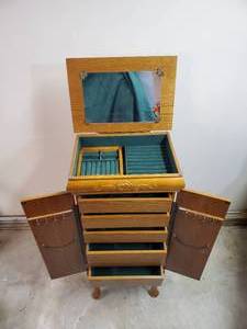 lot 81 image: Large Standing Jewelry  Box