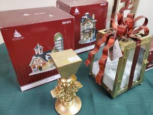 lot 83 image: Christmas Decor Lot
