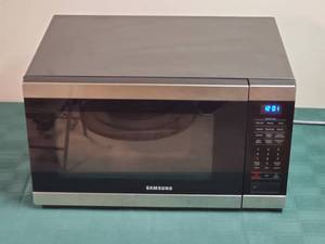 lot 85 image: Samsung Microwave Very Clean like new,