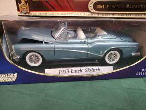 lot 115 image: (2) New In Box Die Cast Metal Cars