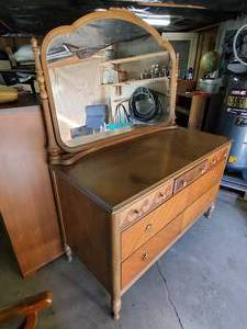 lot 141 image: Beautiful Vintage 5-Drawer Dresser & Mirror