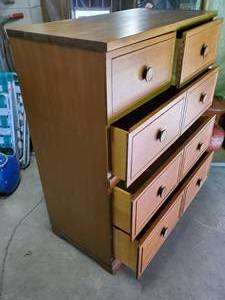 lot 142 image: (5) Drawer Dresser