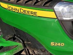 lot 151 image: John Deere Riding Lawn Mower Model S240