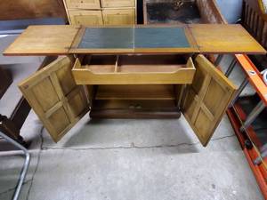 lot 152 image: Mini Bar by Henredon Custom Folio Three