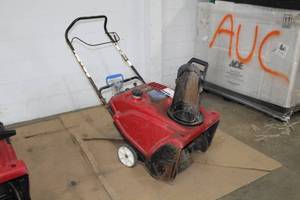 lot 17 image: 2013 Toro Power Clear 721 R-C Commercial 21 Snowblower 212cc OHV 4-Cycle Recoil Start