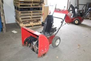 lot 12 image: MTD Yard Machines 24 Snowblower with Tecumseh 5.5hp 195cc Electric Start