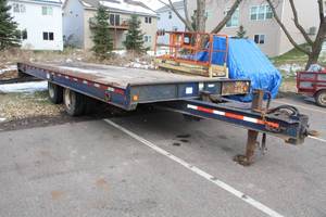 lot 3 image: 1998 24 Dakota Dual-Axle 8-Wheel Tilt-bed Trailer