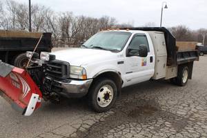 lot 5 image: 2002 Ford F-550 4x4 Dual Rear Wheel Extended Cab Plow Truck with Western Snowplow and Dump Box