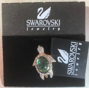 lot 11 image: Swarovski Jewelry - Pin