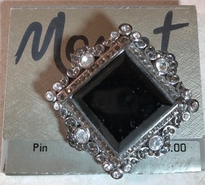 lot 23 image: Monet Fashion Pin